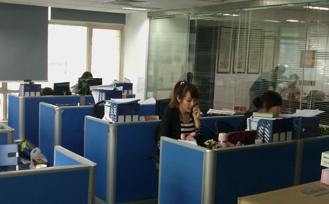 三木印象原木风家具：客厅卧房套系工程批量供货能力解析